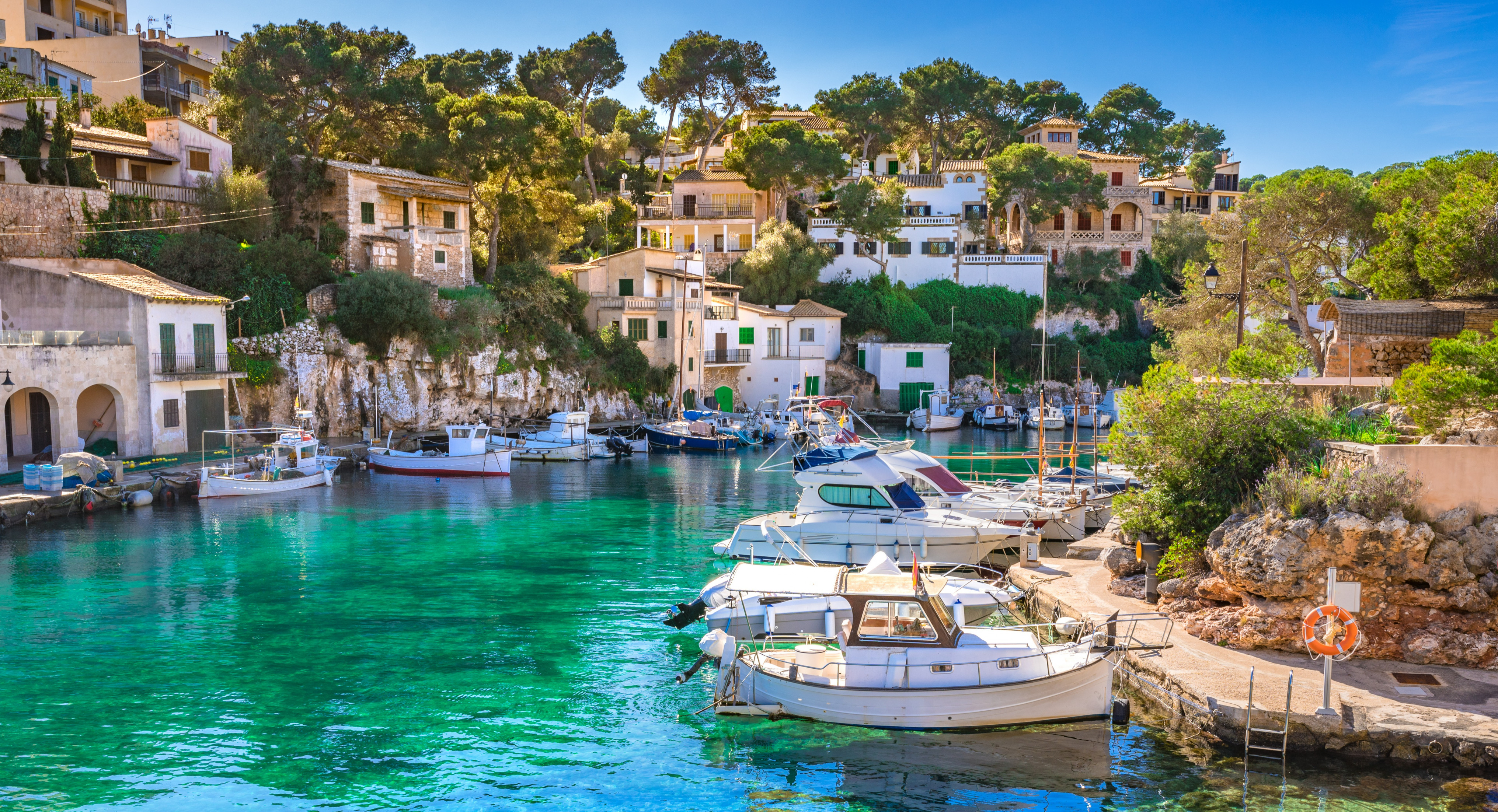 Blick auf den idyllischen alten Fischerdorf Hafen von Cala Figuera