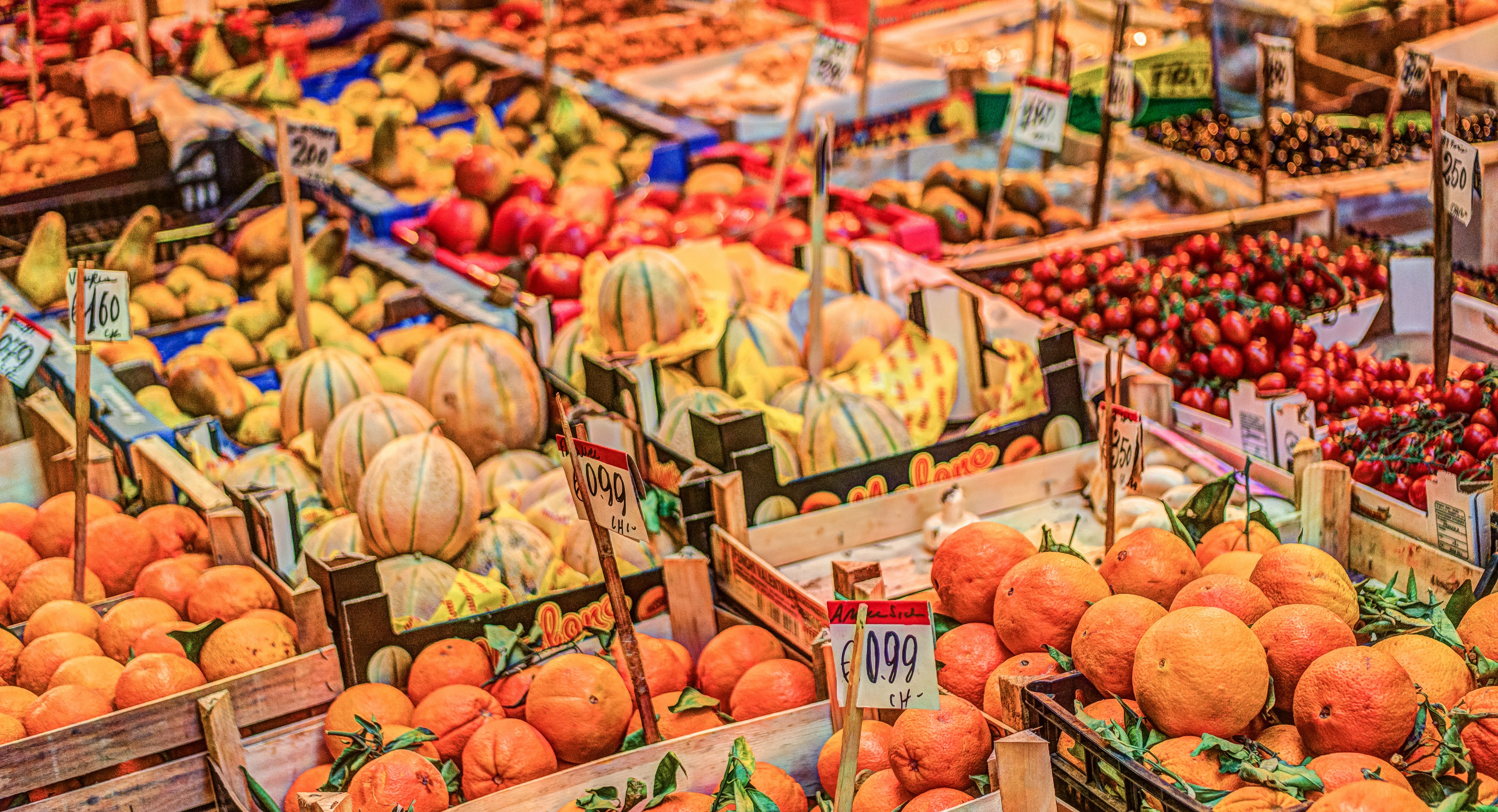 Frischgemüse und Obst auf einem Markt in Palermo