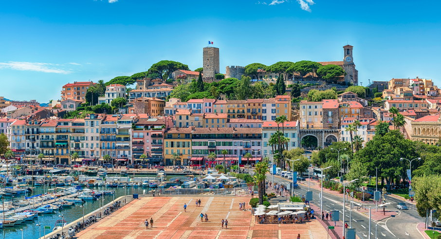 Aussicht auf den Vieux Port (Old Harbour) und das Viertel Le Suquet in Cannes (einfache Lizenz)