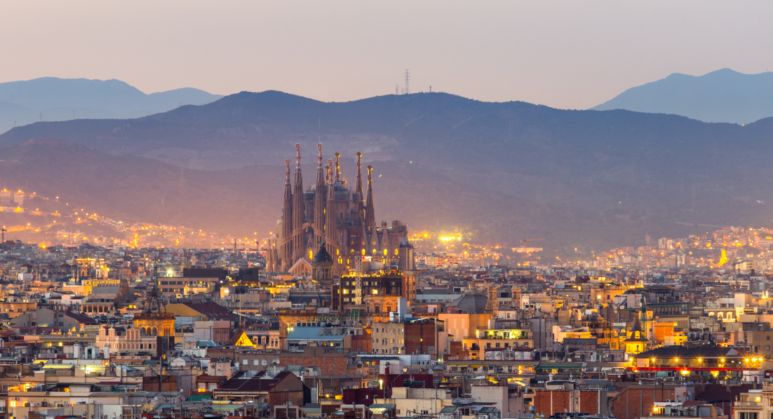 Panorama-Sicht auf die Skyline der Stadt Barcelona und Sagrada familia bei Sonnenuntergang