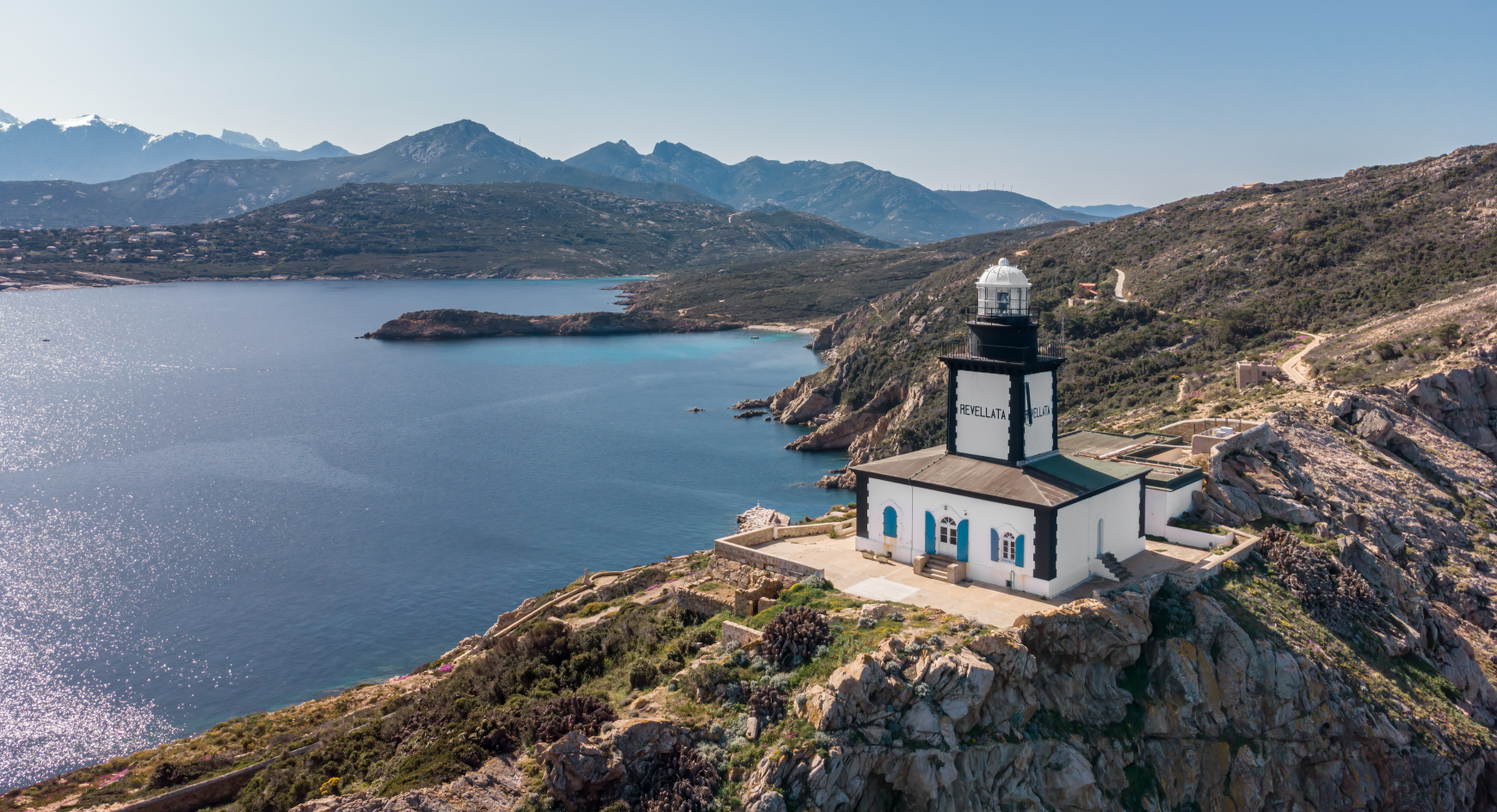 Luftbild des Leuchtturms Revellata auf einer Felsvorsprung bei Calvi in der Balagne