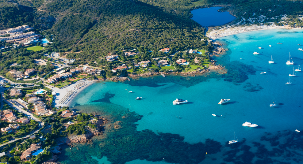 Blick von oben, atemberaubende Sicht auf den Strand von Grande Pevero mit Booten und Luxusyachten