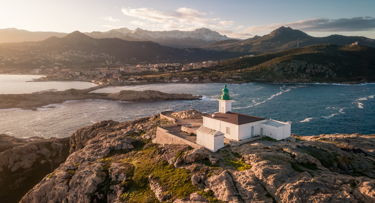 Luftaufnahme der frühen Morgensonne auf dem Leuchtturm von La Pietra in Ile Rousse