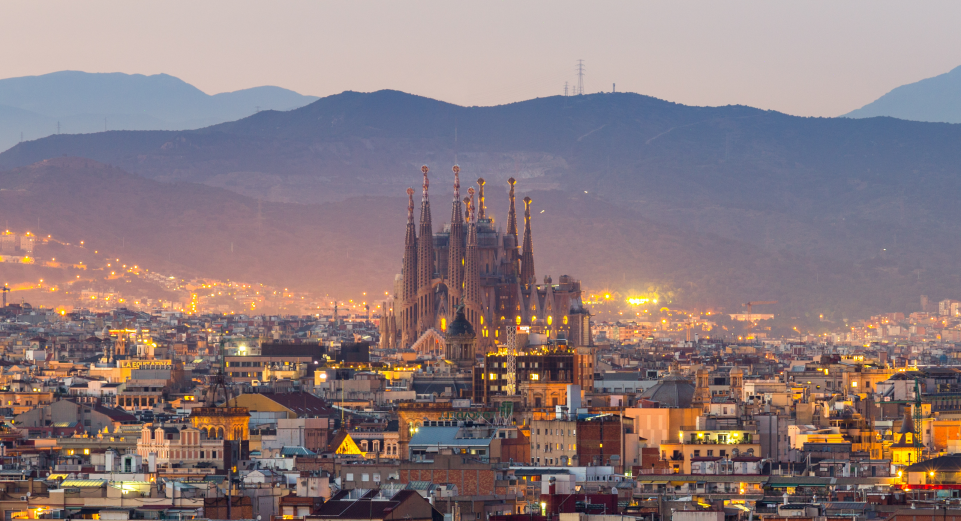 Panorama-Sicht auf die Skyline der Stadt Barcelona und Sagrada familia bei Sonnenuntergang