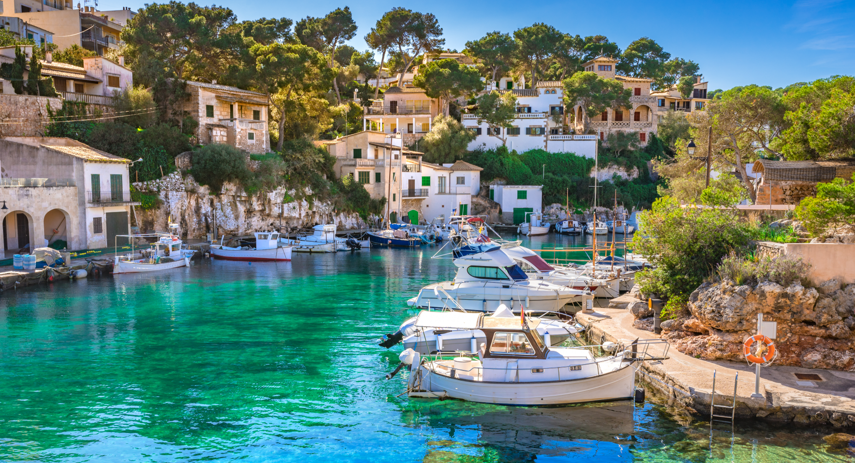 Blick auf den idyllischen alten Fischerdorf Hafen von Cala Figuera