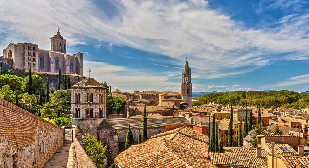 Blick auf die mittelalterliche Stadt Girona mit der Kathedrale von St. Maria