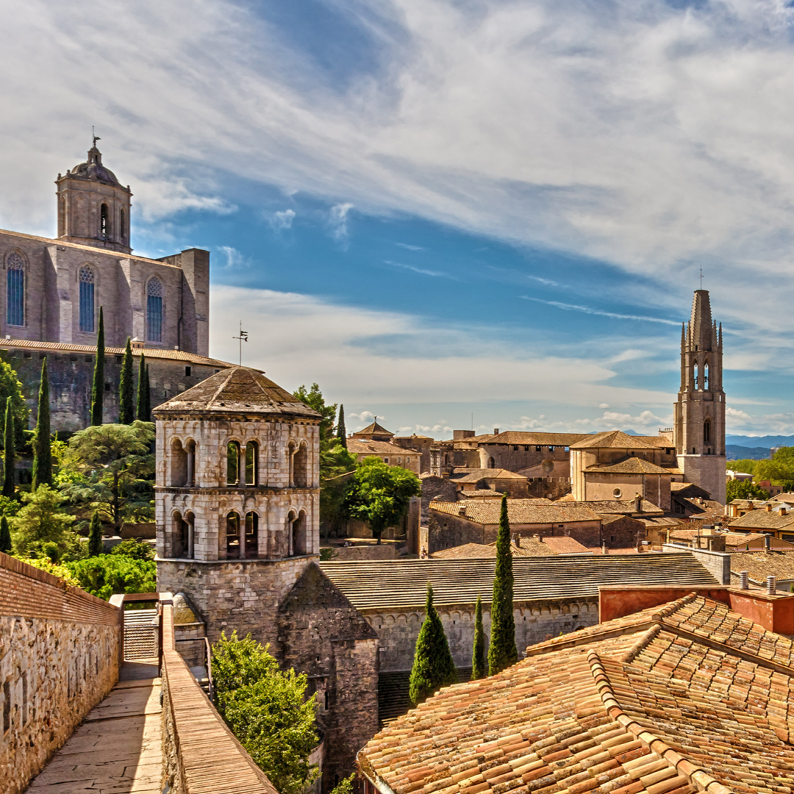 Blick auf die mittelalterliche Stadt Girona mit der Kathedrale von St. Maria