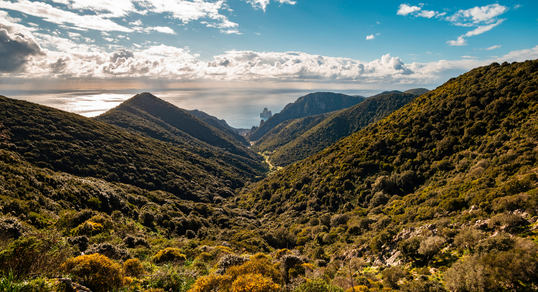 Panorama der Küste von Nebida und Blick auf den berühmten Felsen Pan di Zucchero
