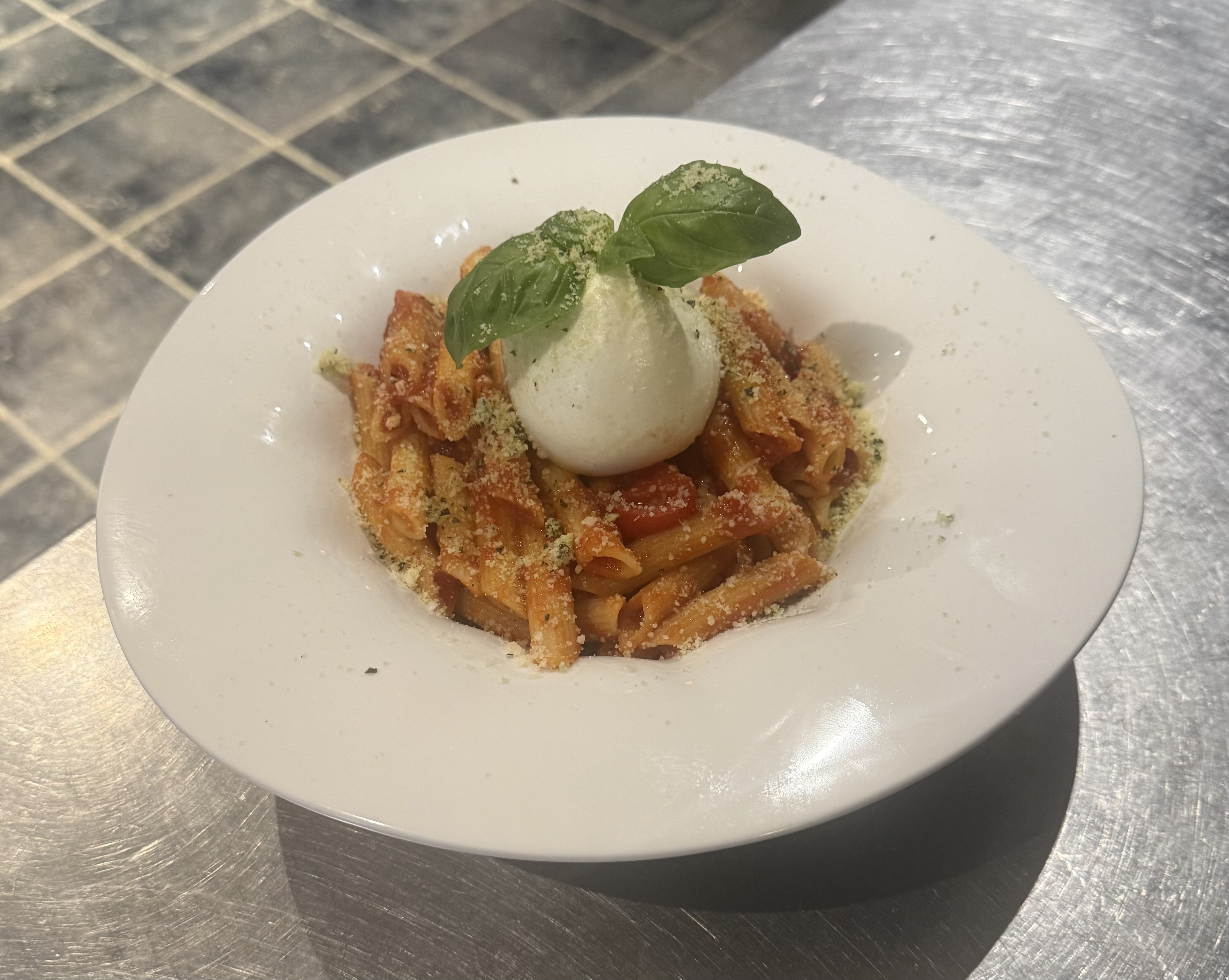 Plat | Pennes à la sauces tomate Napolitaine , burrata et basilic 