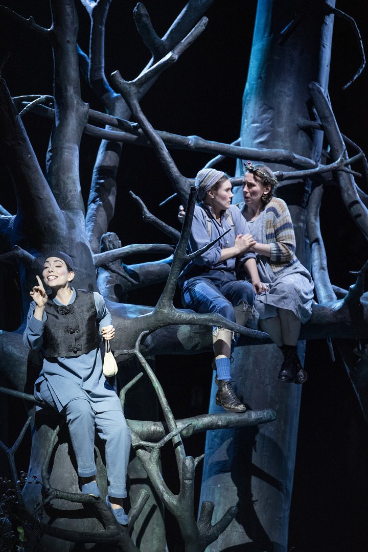 Alina as Sandmännchen in Hänsel und Gretel at Oper Köln w/ Emily Hinrichs (Gretel) and Ruth Häde (Hänsel) - ©Thilo Beu