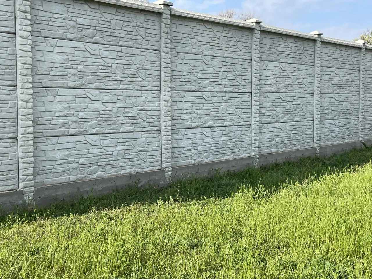 Szürke, kőmintás elemekből álló előregyártott betonkerítés