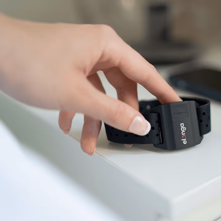 Photo of a hand holding Elonga device