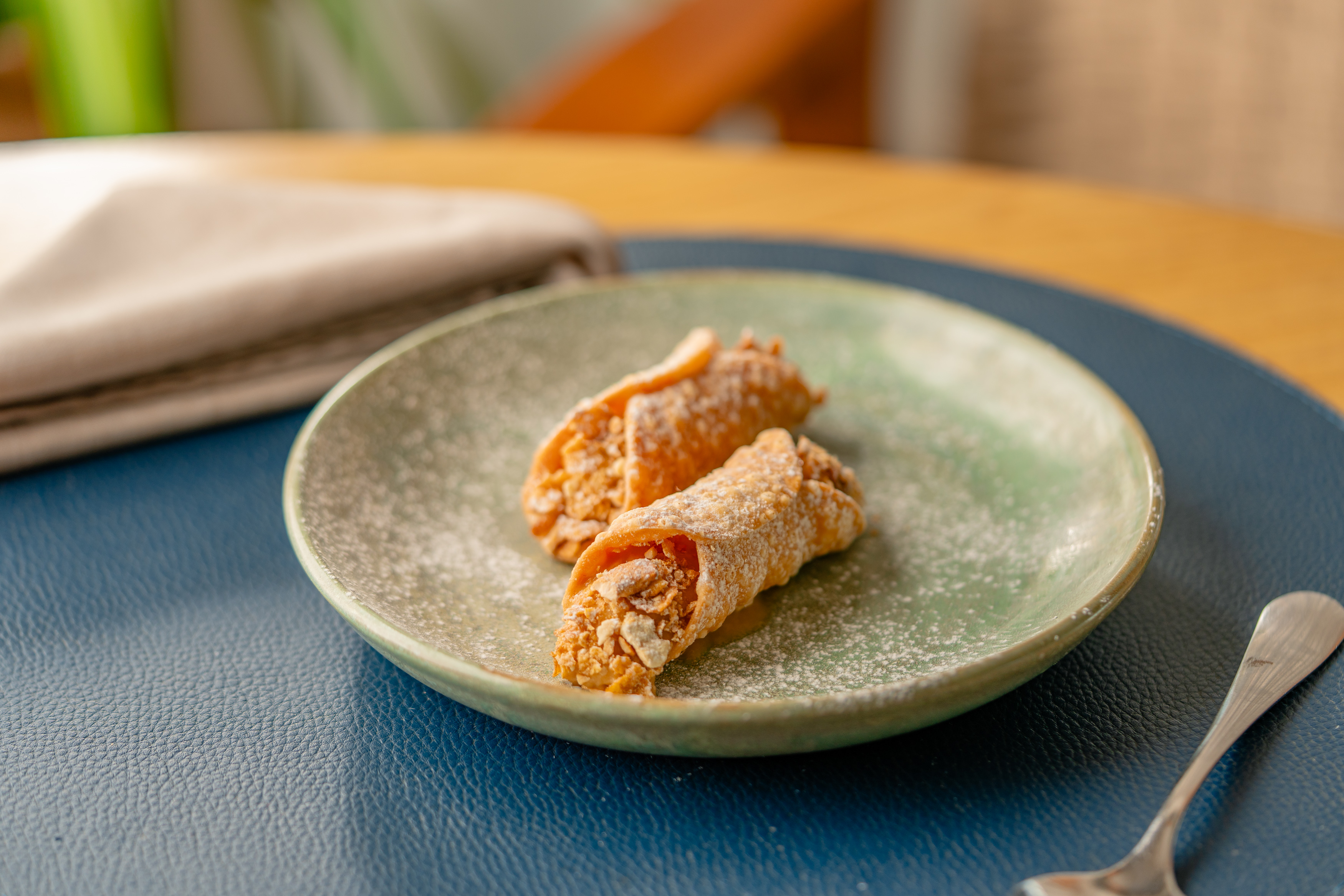 Clássico canoli, mousse de doce de leite e crocante de cereal. 