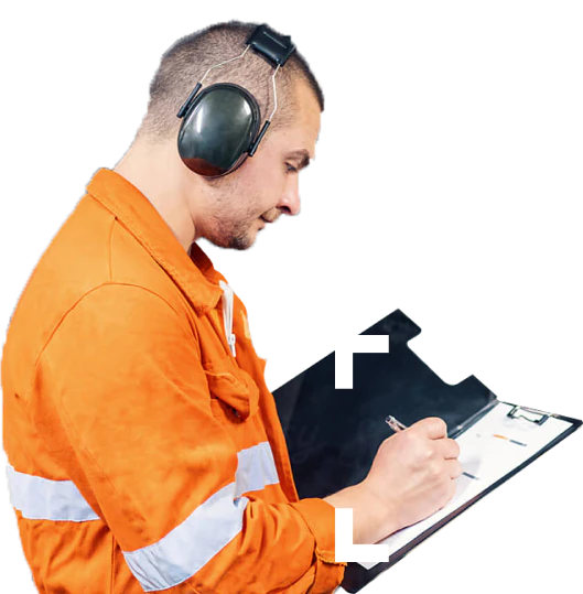 Man in oranje overal met hoofdtelefoon op die schrijft in een clipboard