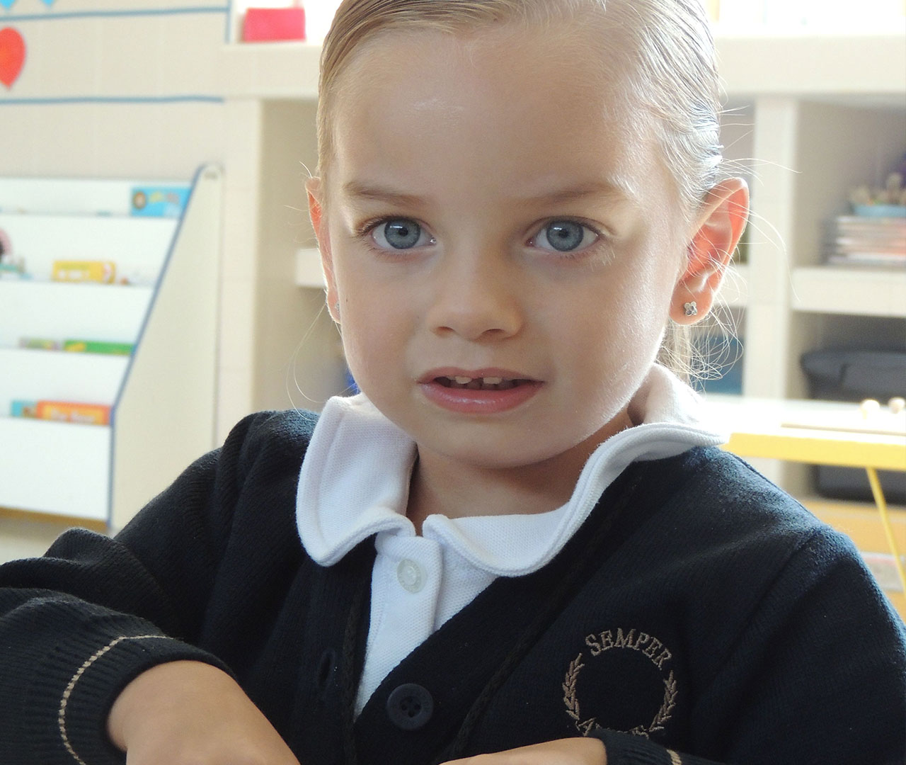 Niña de la Red de Colegios Semper Altius.