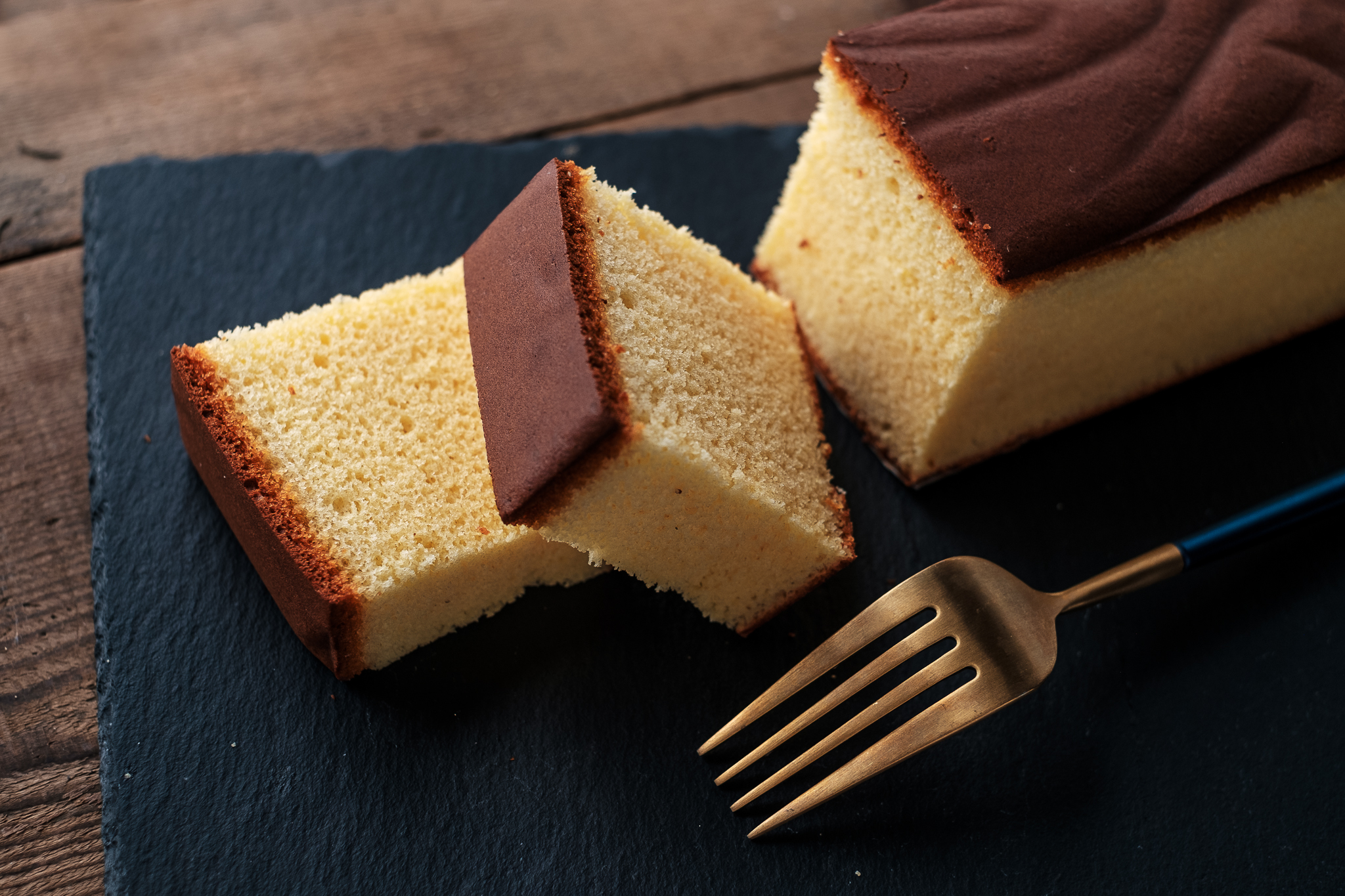 傳承日本傳統工法，找回一吃就愛上的彈性與濕潤。我們以純正龍眼蜜拌入細緻的法國葡萄糖漿，交織出清甜而不膩口的優雅層次。堅持不添加 SP 化學乳化劑，讓您在細緻的蛋糕孔洞間，品嚐到回歸食材本質的純粹與品質。
