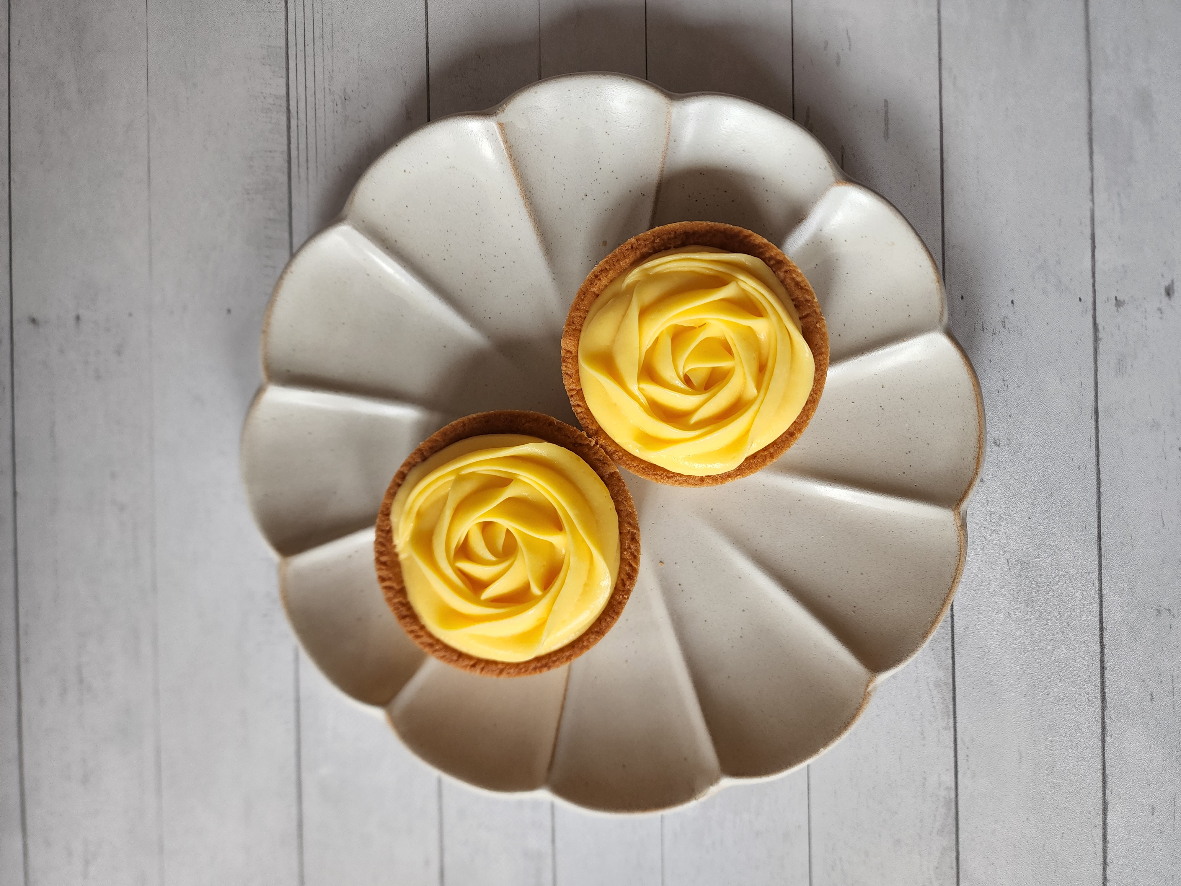 讓百香果特有的熱帶氣息，開啟您的味蕾旅程。將新鮮百香果汁拌入法國發酵奶油，平衡了強烈的酸甜，留下清爽的純粹感。每一口都在口中奔放開來，那是屬於果實最原始、最燦爛的風味。 悶熱的午後，最需要這一口酸甜的療癒。