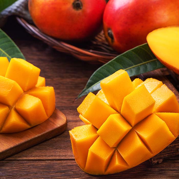 底層柔軟的法式海綿蛋糕，層層抹上質地輕盈的外交官奶油餡，毫不手軟地鋪滿產地直送、熟成恰好的愛文芒果。獨有的細緻果肉與熱帶香氣在口中，每一口都是盛夏的享受