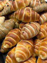 保留法式麵包的酥脆麥香外殼，日式麵包的柔軟內裡，中心包裹厚切法國發酵奶油，高溫烘烤下融化滲透，造就迷人的焦香底部與濃郁乳香。
最後，讓Guérande頂級鹽之花，完美點出奶油香甜層次。