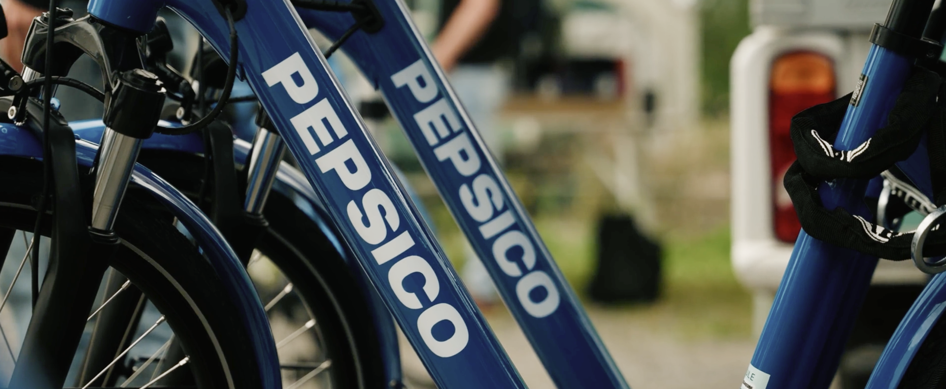 2 mensen leasen fiets via werkgever