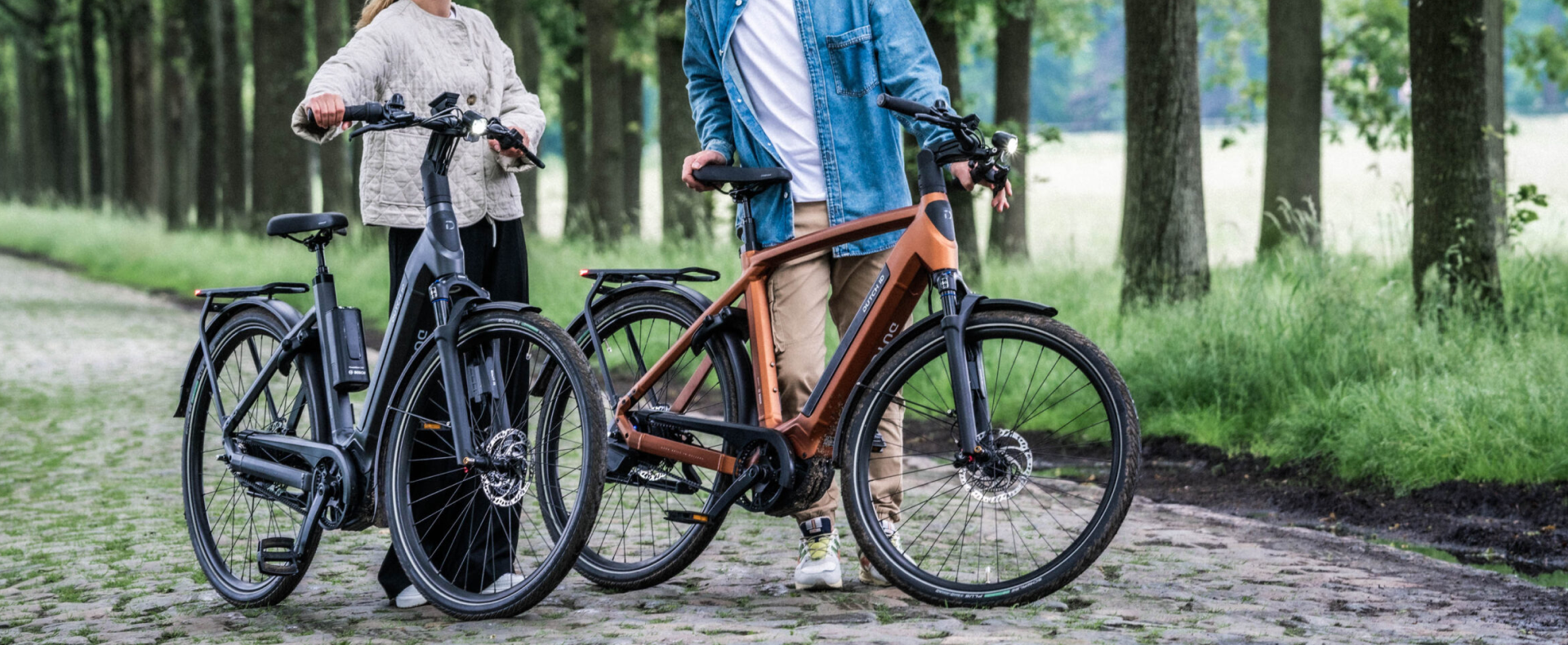 2 mensen leasen fiets via werkgever