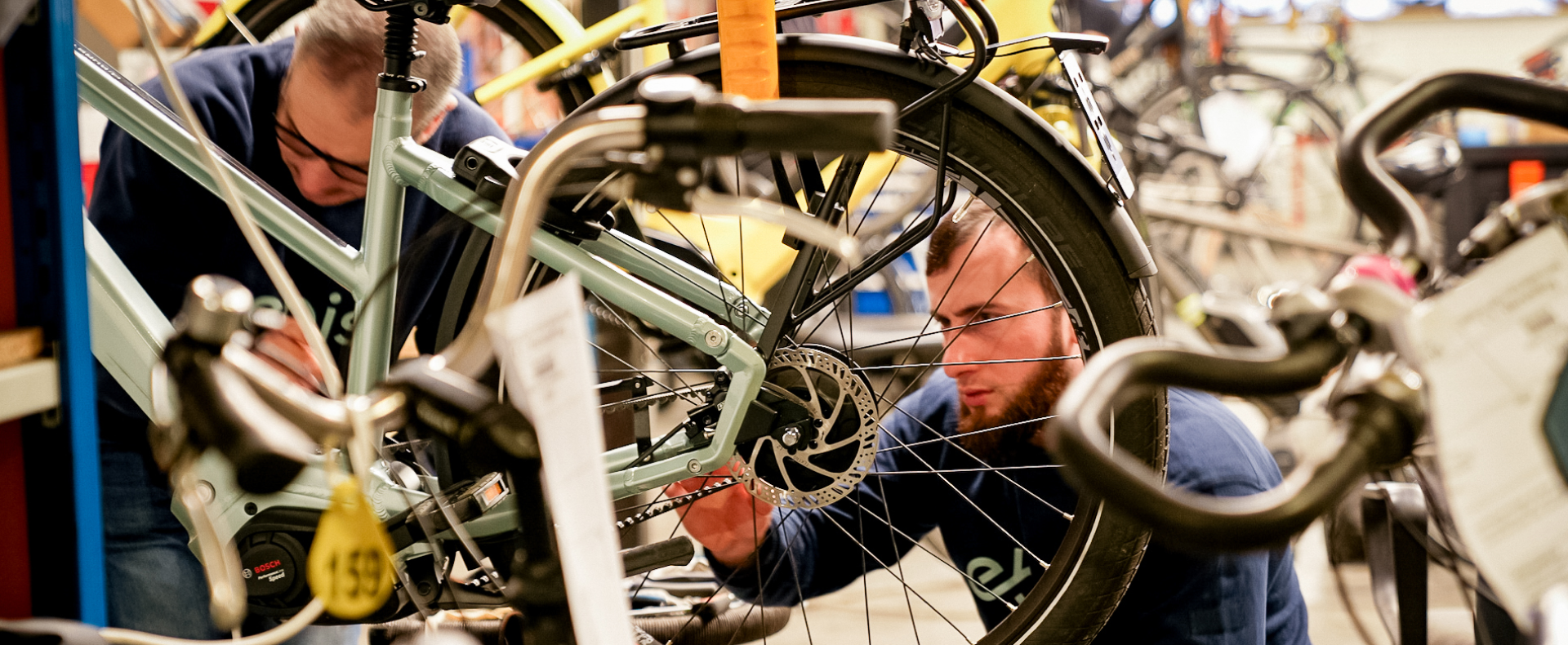 2 mensen leasen fiets via werkgever