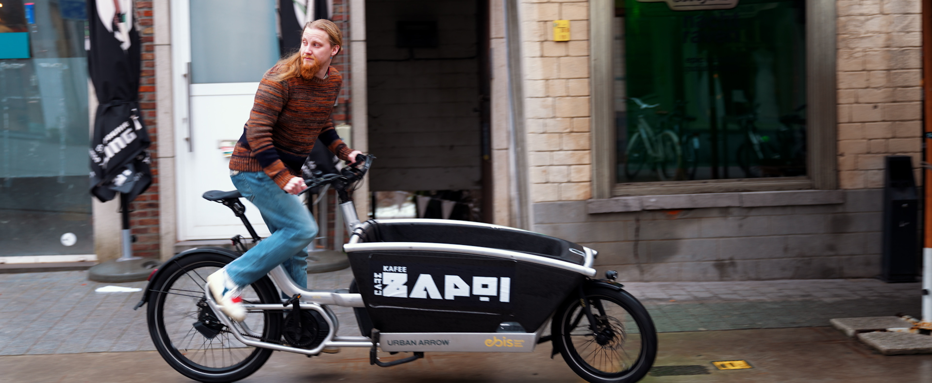 2 mensen leasen fiets via werkgever