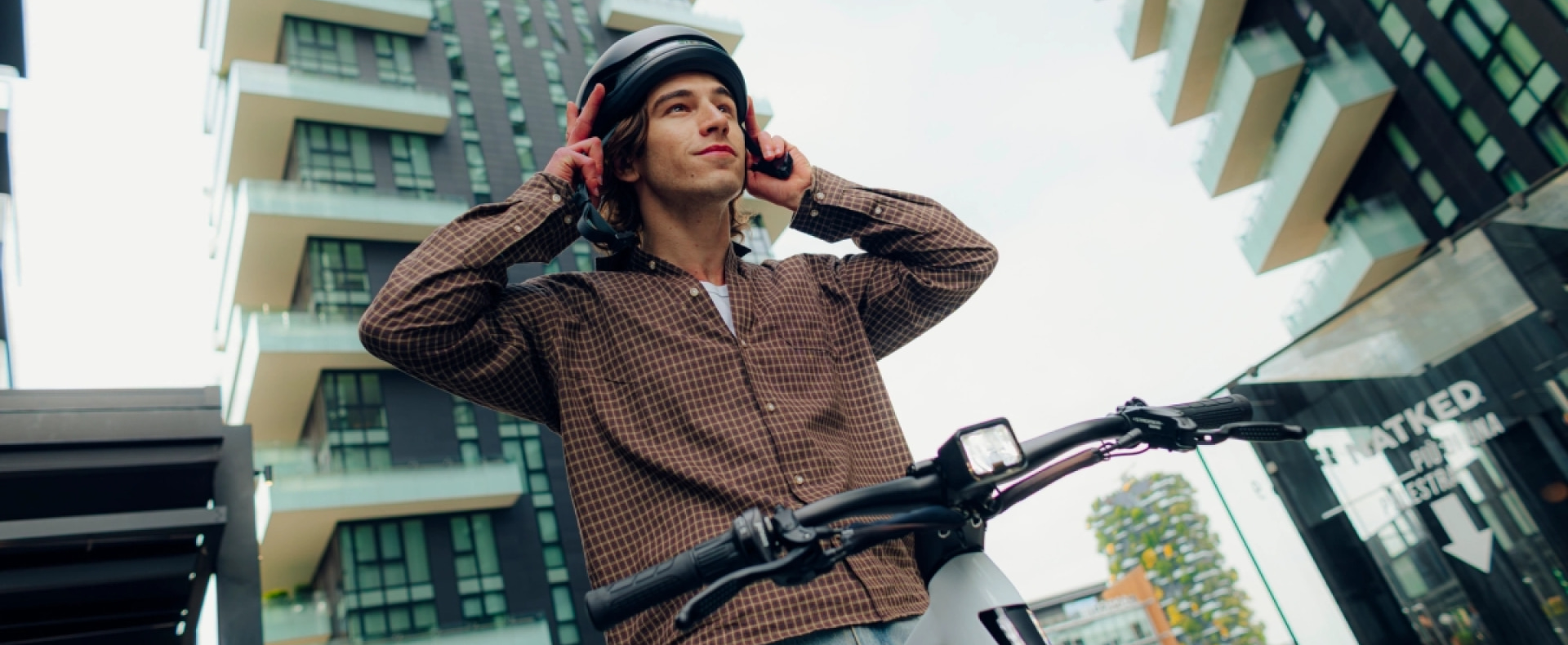 2 mensen leasen fiets via werkgever