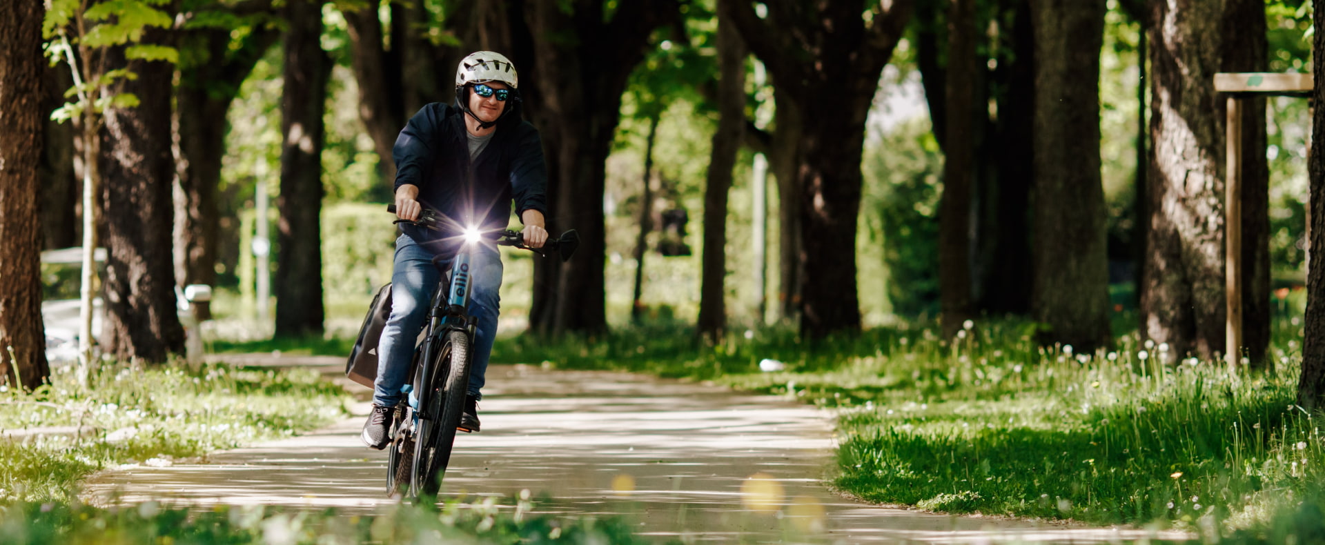 2 mensen leasen fiets via werkgever