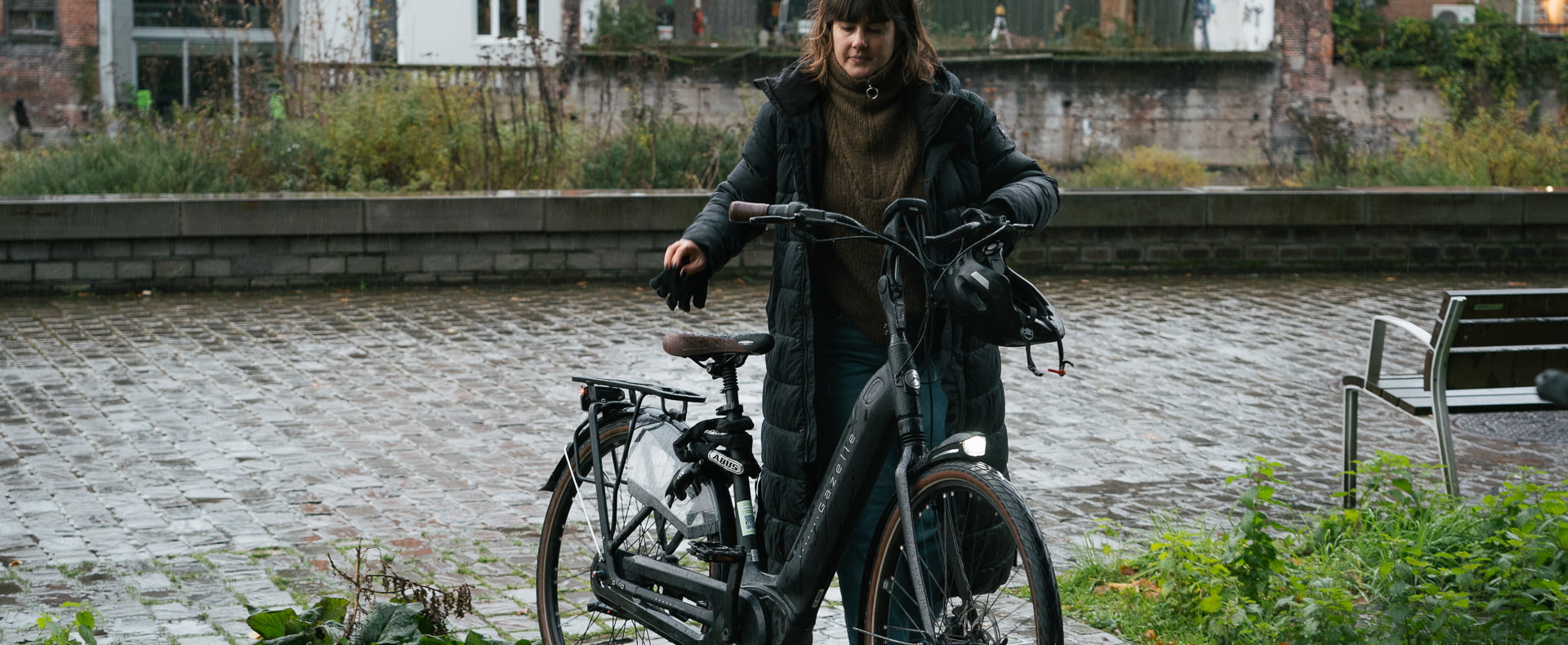 2 mensen leasen fiets via werkgever