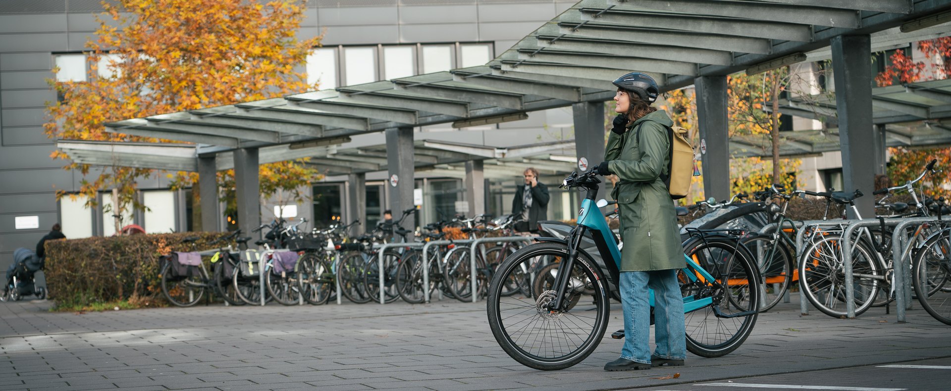 2 mensen leasen fiets via werkgever