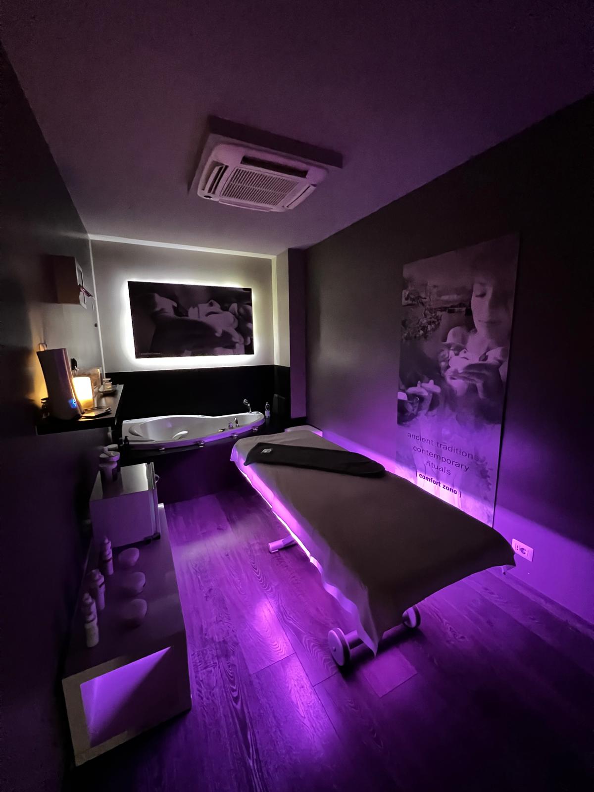 Cabina rituali con vasca idromassaggio e lettino illuminato