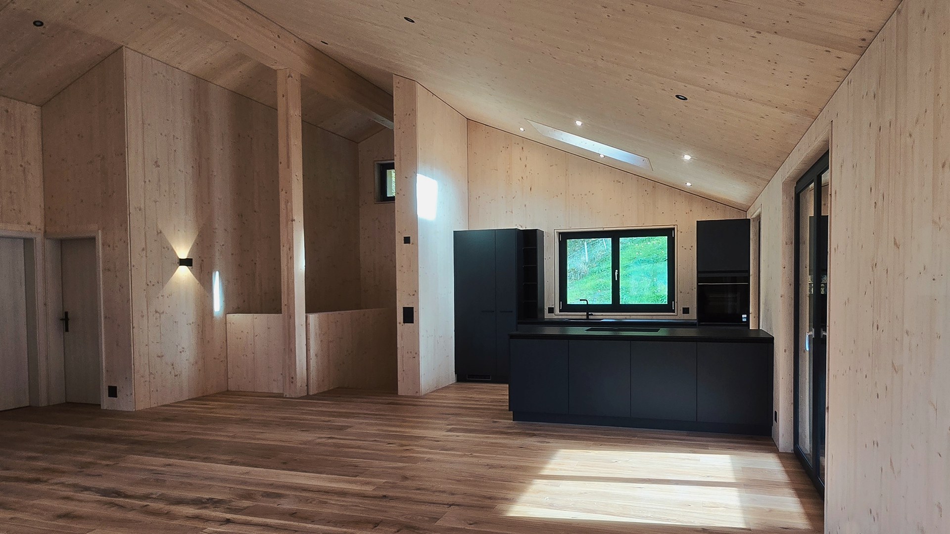 Die Fassade besteht aus hochwertigem Holz, das dem Objekt eine natürliche, warme Ausstrahlung verleiht und sich harmonisch in die Umgebung einfügt. 