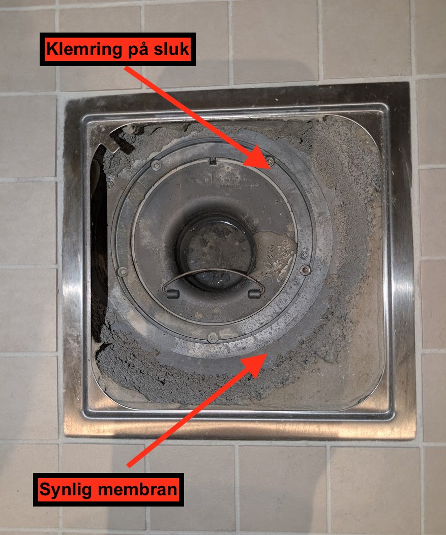 Sluk i våtrom med klemring og synlig membranoppkant, markert med piler