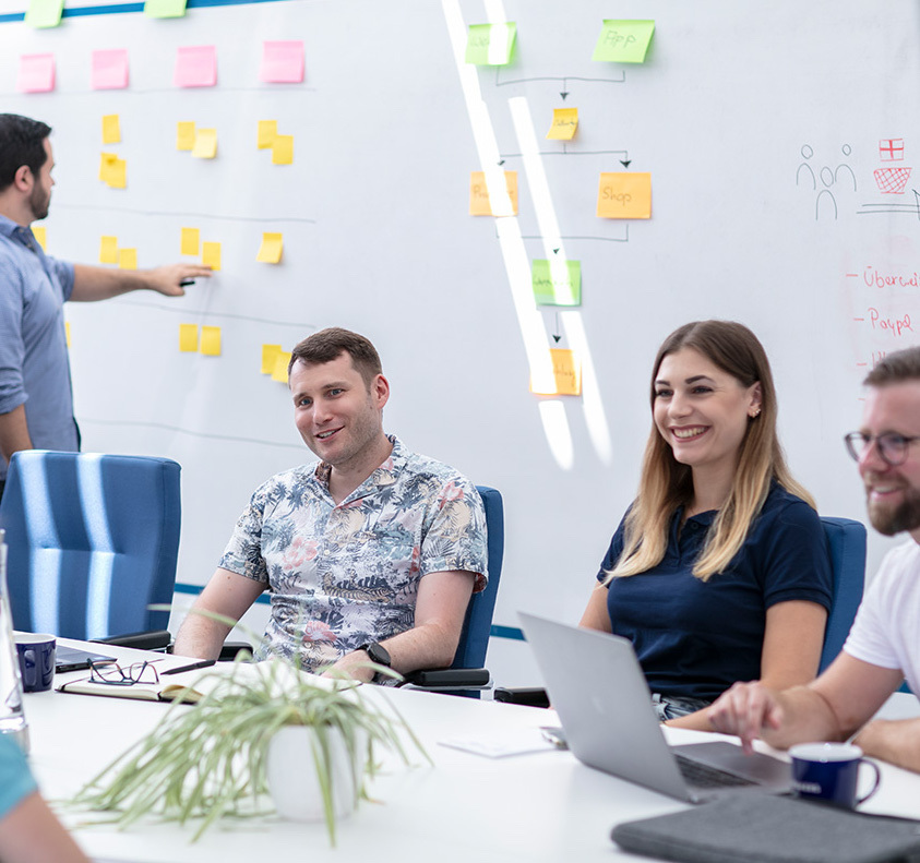er im Büro zusammen