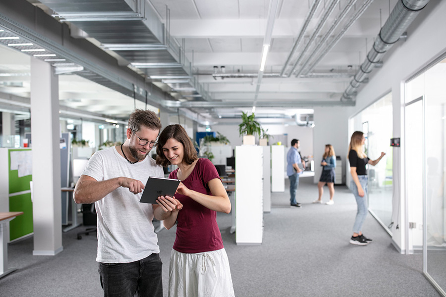 Menschen treffen in einem Büro zusammen und nutzen die smartBRICKS smart Office Lösung