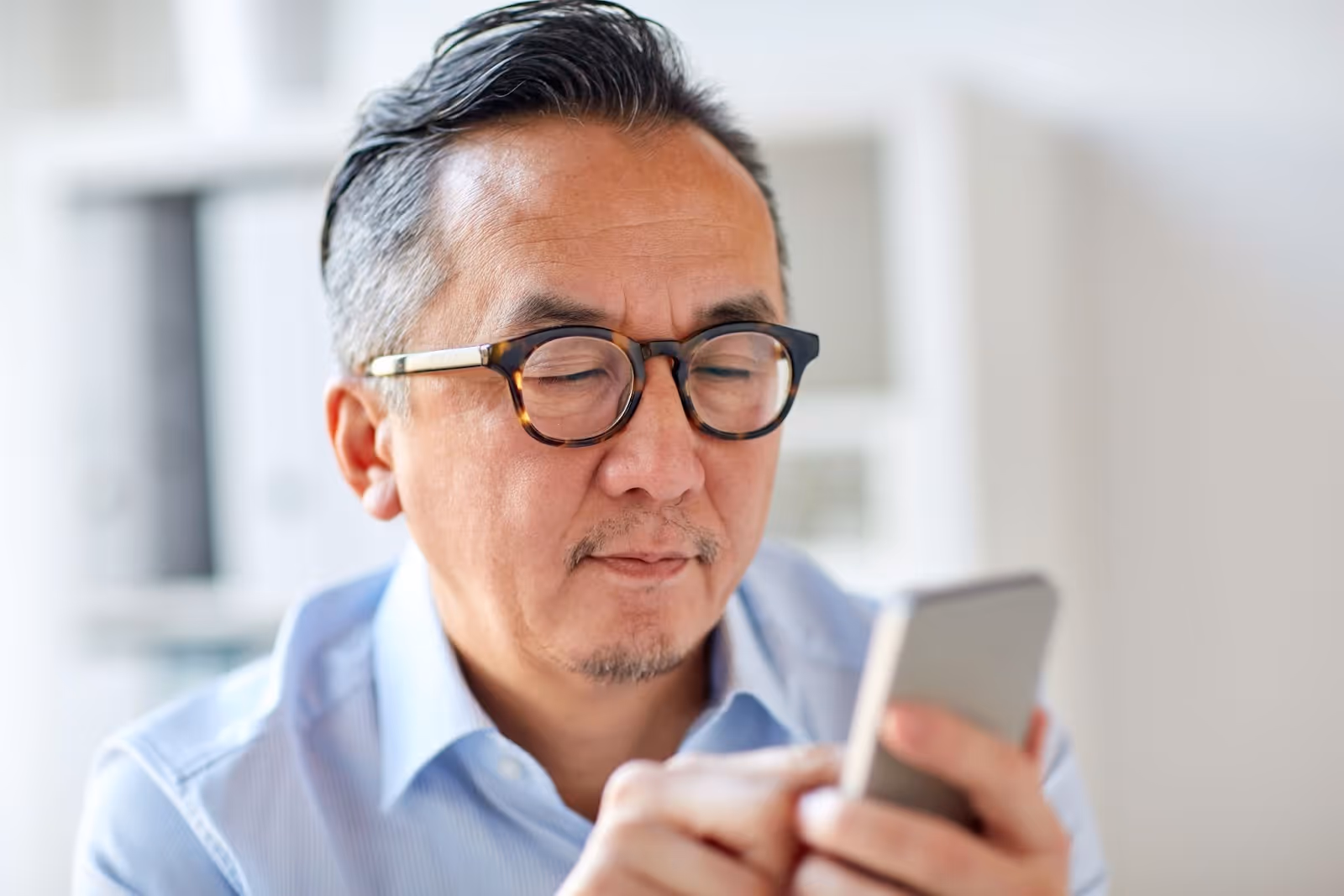 man views an NPS survey on his cell phone