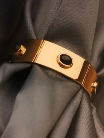 Goldarmband mit Saphiren