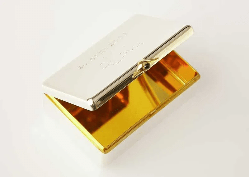 Silberdose mit Saphir