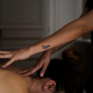 Deux mains massent une nuque