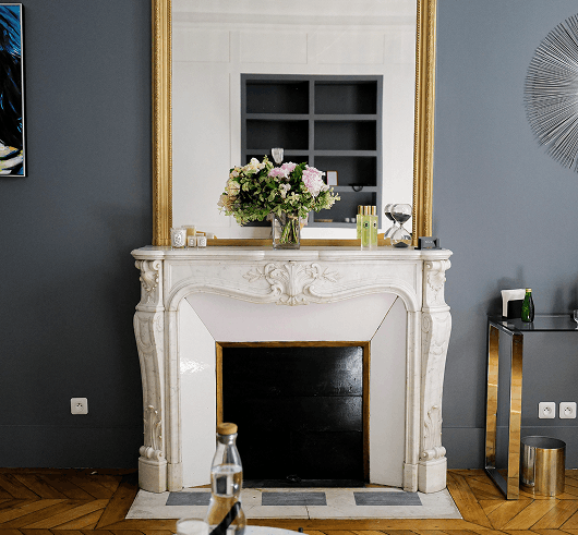 Deux mains massent le visage d'une femme allongée.