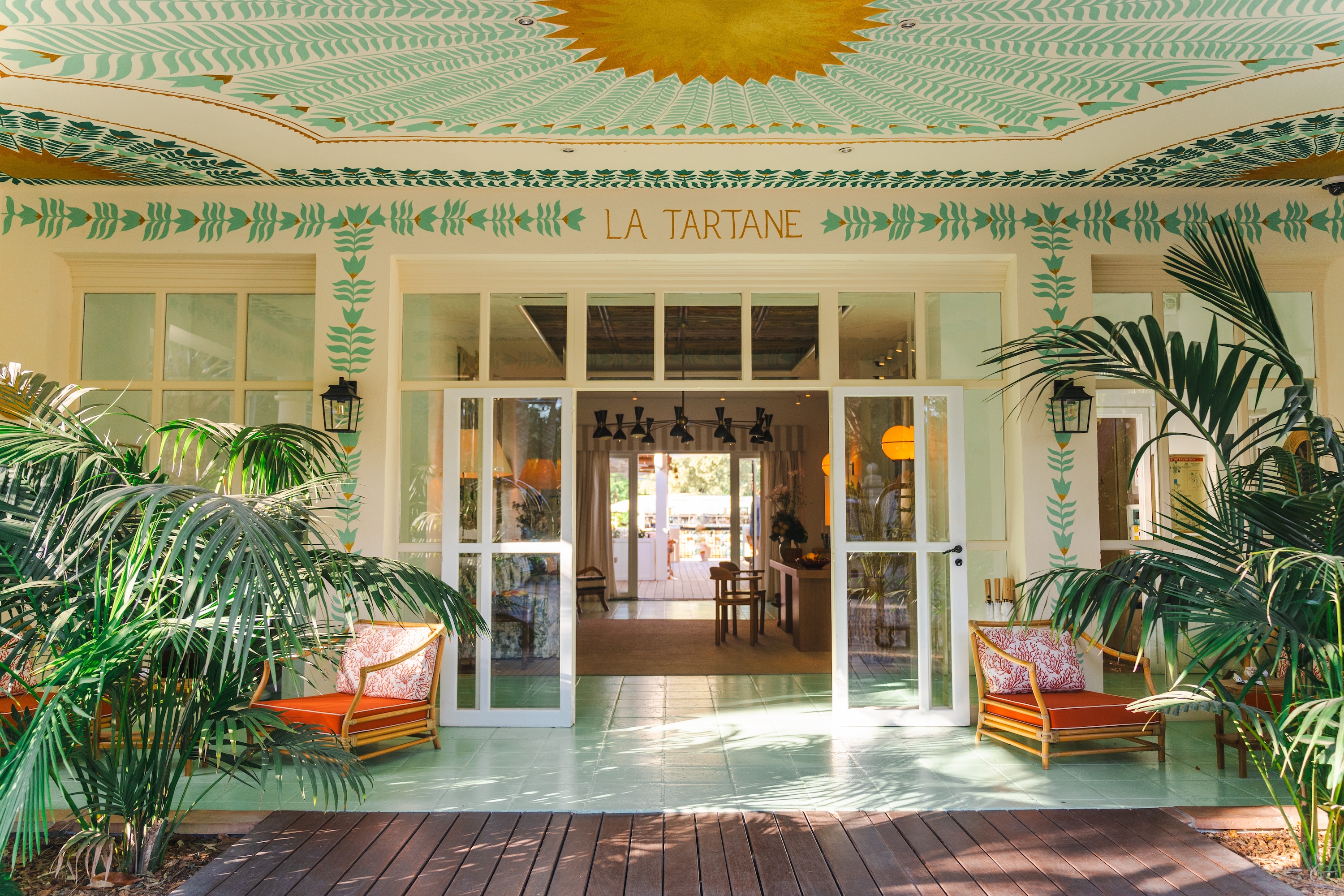 Entrée principale de l'hôtel La Tartane à Saint-Tropez