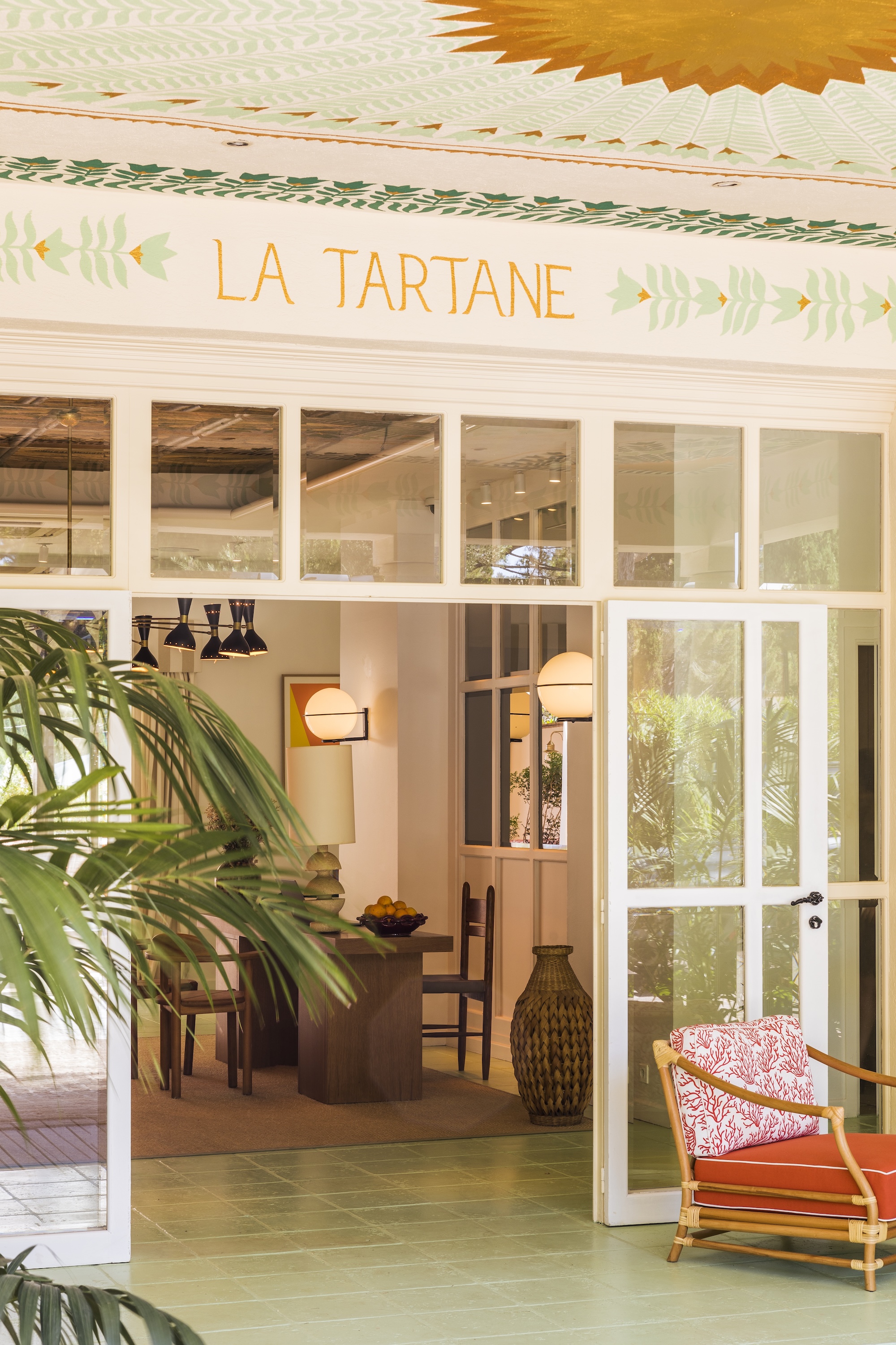 Façade de l'hôtel La Tartane à Saint-Tropez