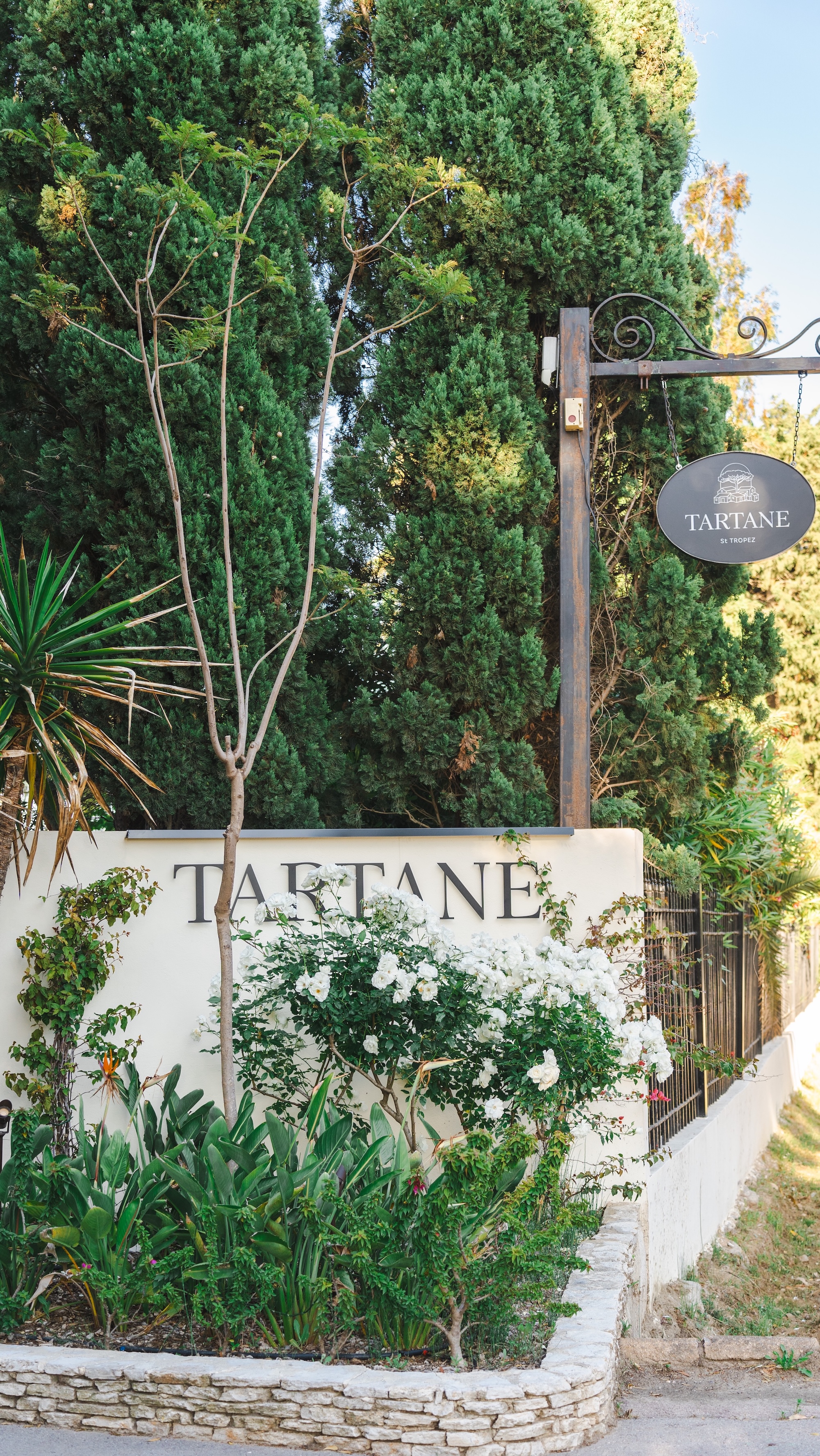 Portail d'entrée de l'hôtel La Tartane à Saint-Tropez