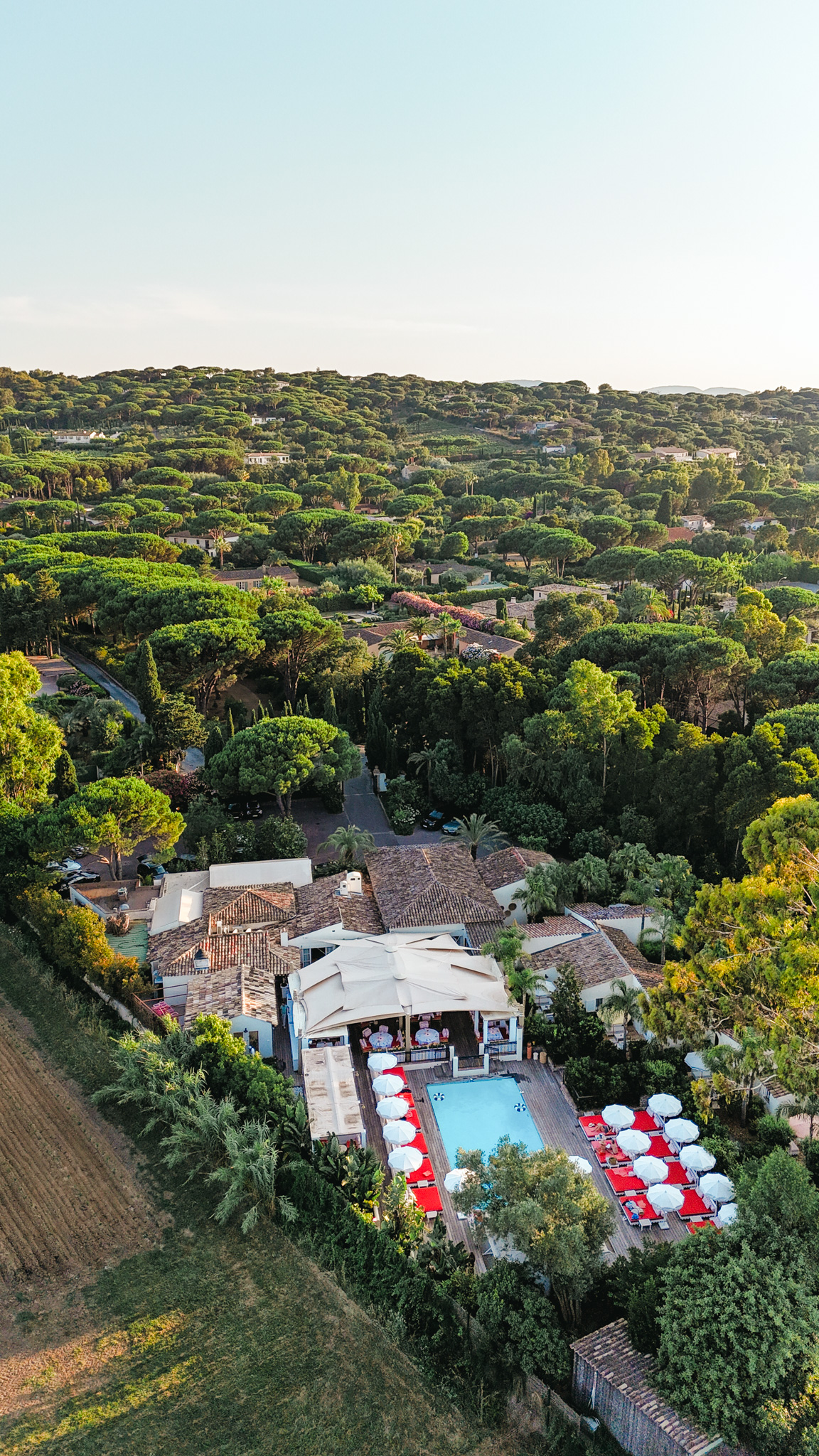 Vue aérienne de l'hôtel La Tartane à Saint-Tropez