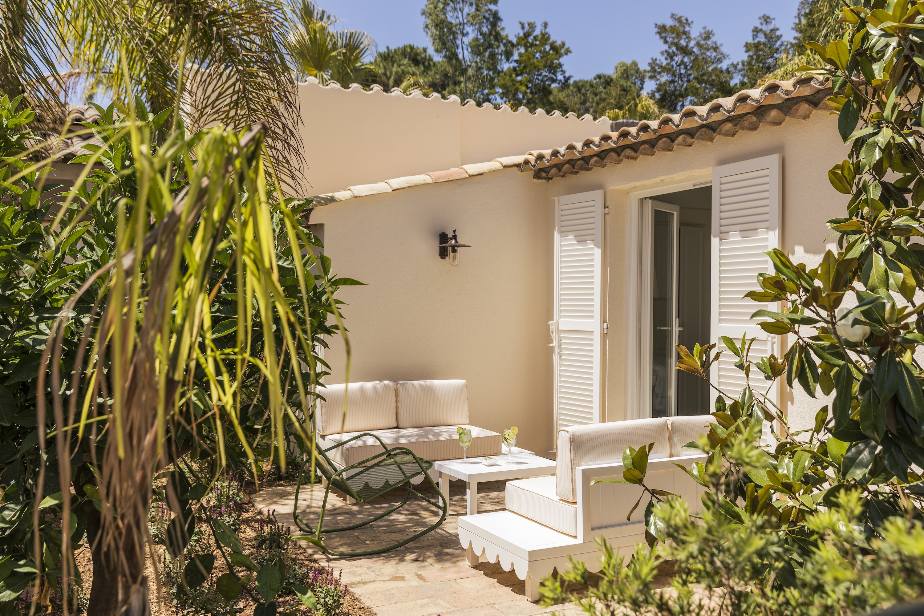 Terrasse privée de la Chambre Jardin à l'hôtel La Tartane Saint-Tropez
