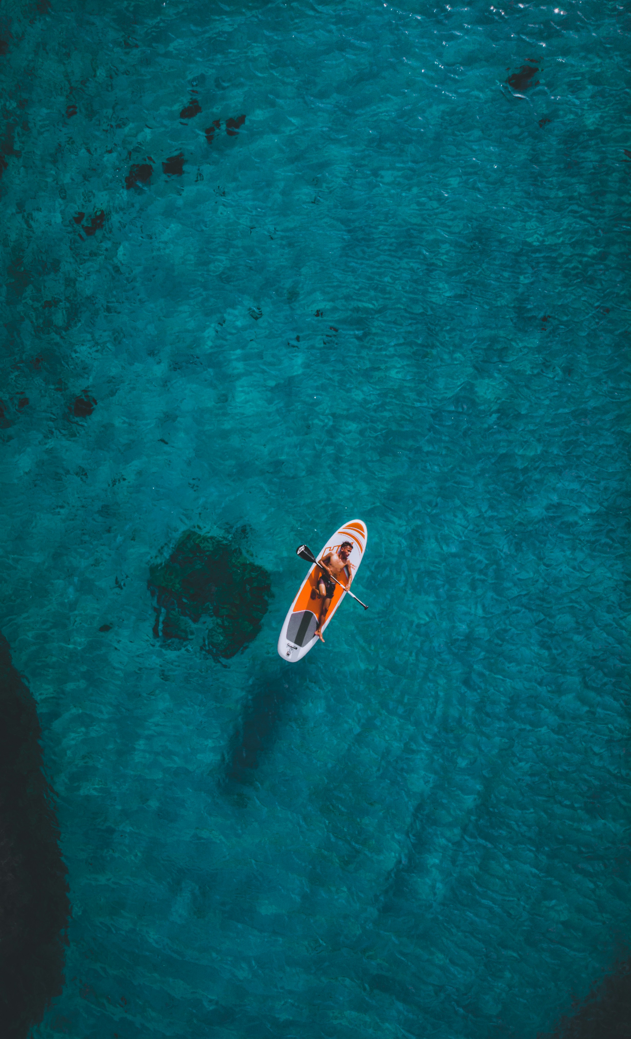 Paddle vue aérienne sur mer turquoise cristalline à Saint-Tropez La Tartane