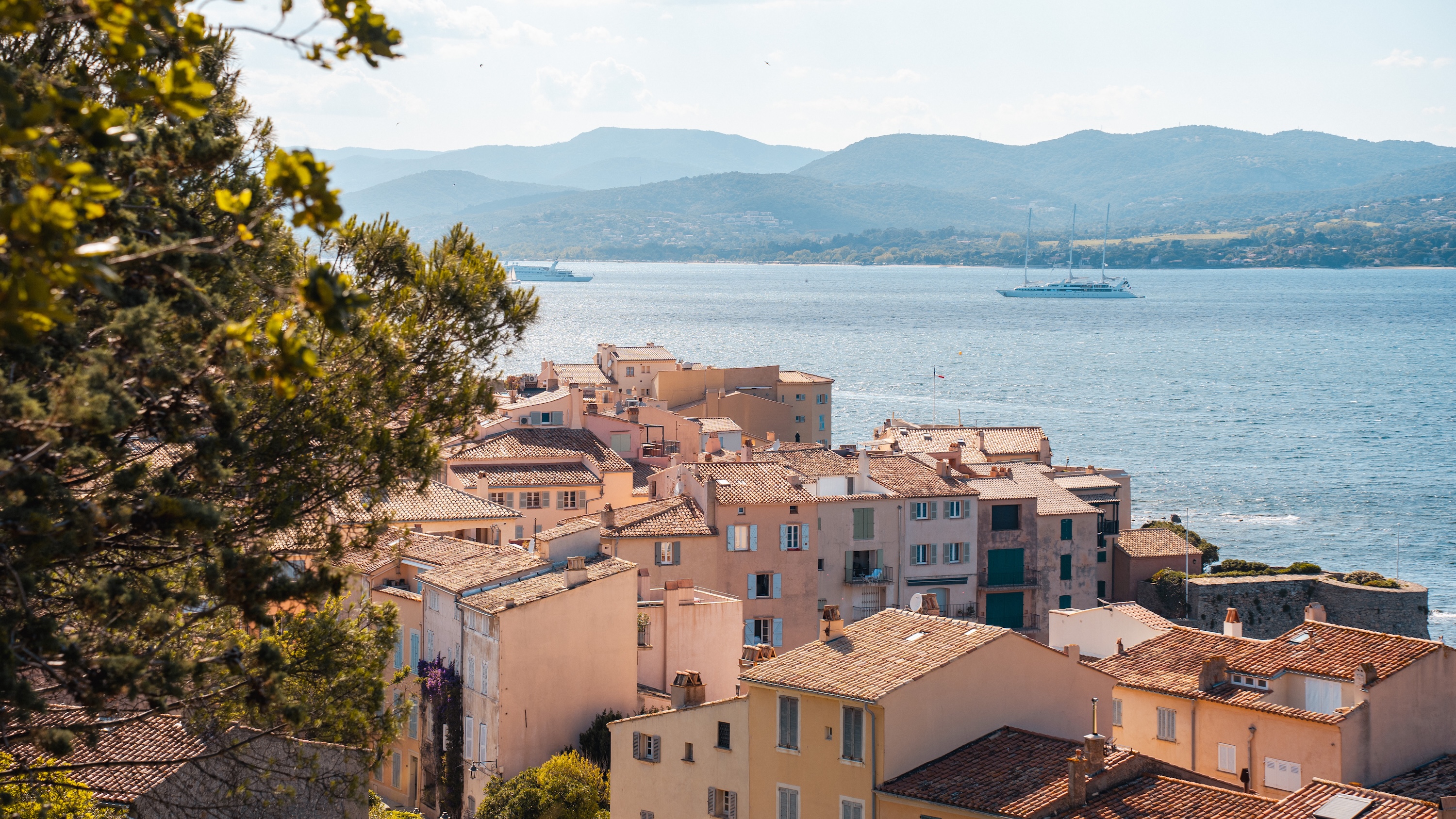 Vue panoramique sur les toits du village de Saint-Tropez La Tartane