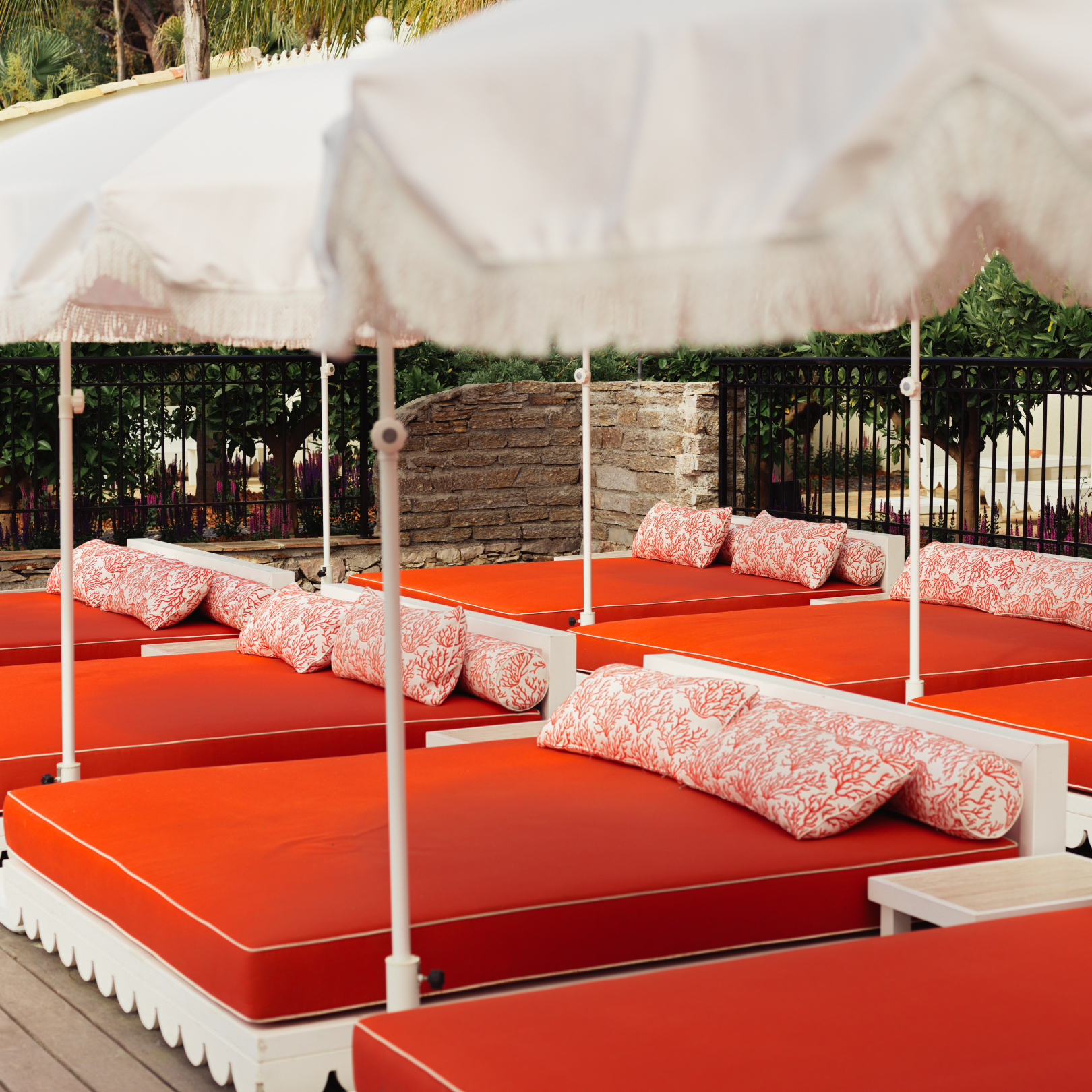 Espace détente avec transats au bord de la piscine de l’hôtel La Tartane à Saint-Tropez