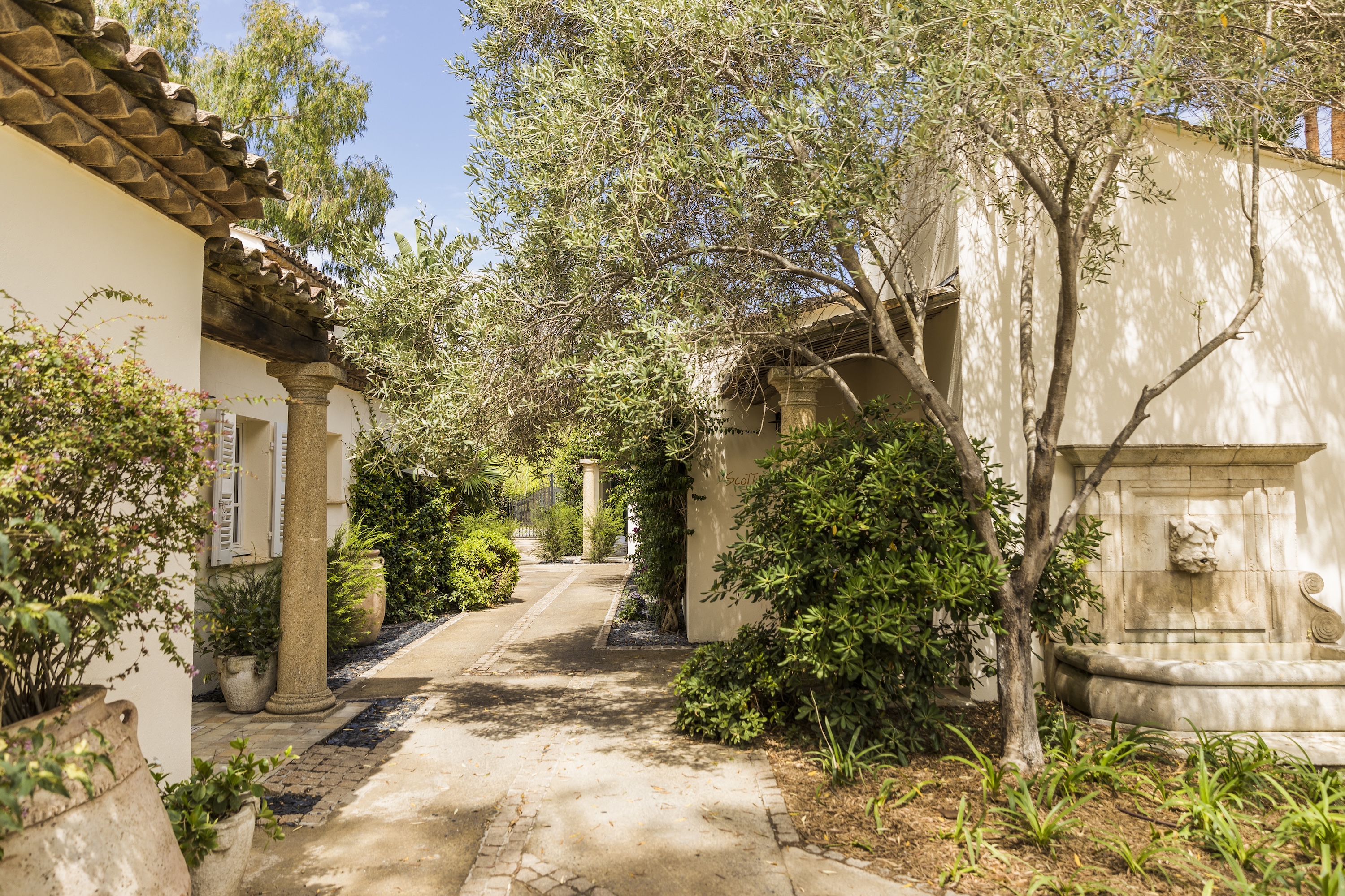 Allée du jardin de l’hôtel La Tartane à Saint-Tropez